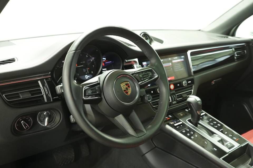 Certified 2025 Porsche Macan AWD/4WD image 4