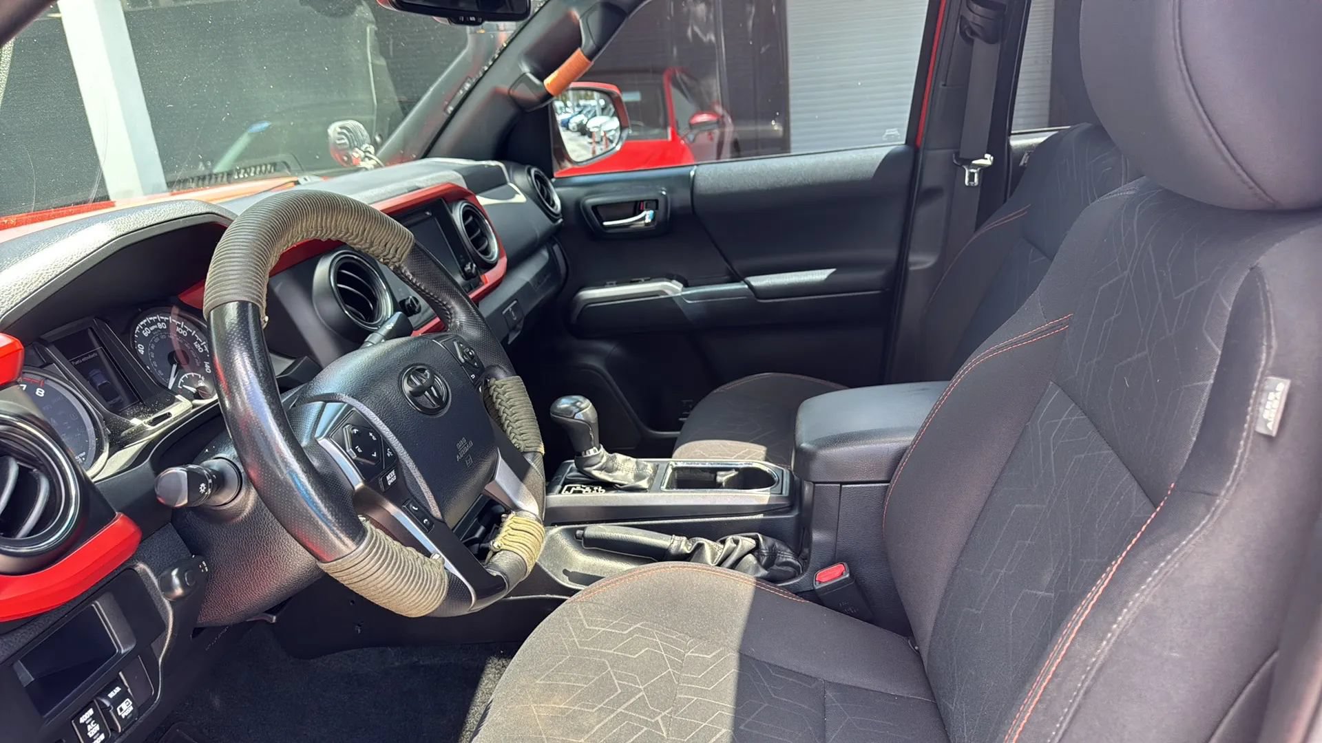 Used 2017 Toyota Tacoma TRD Off-Road w/ Premium & Technology Package AWD/4WD image 14