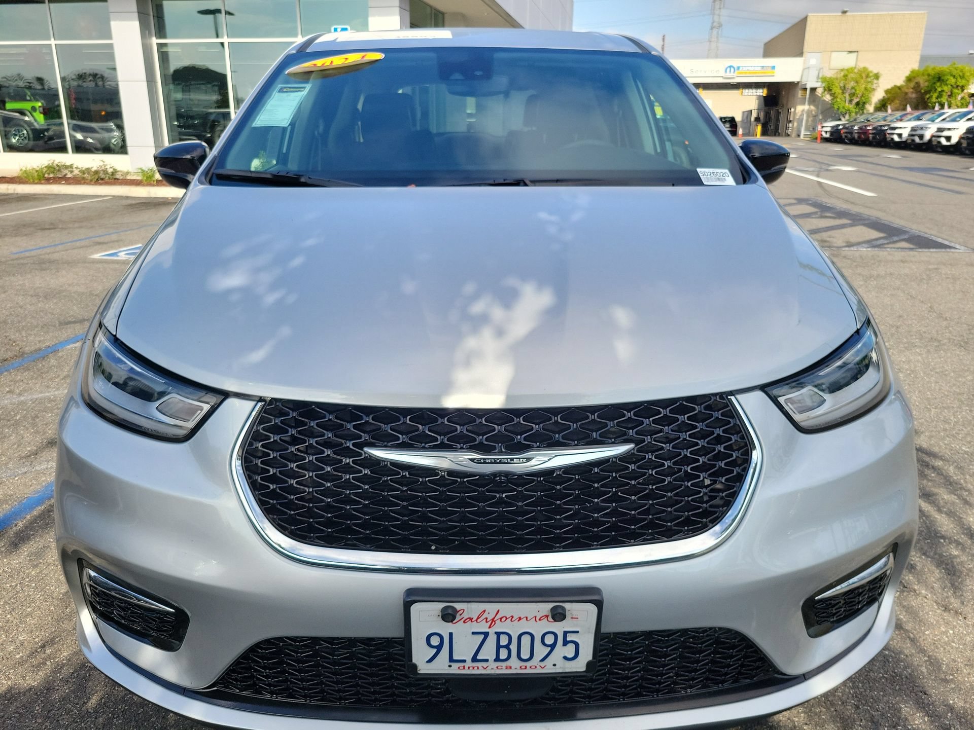 Certified 2024 Chrysler Pacifica Touring-L FWD image 4