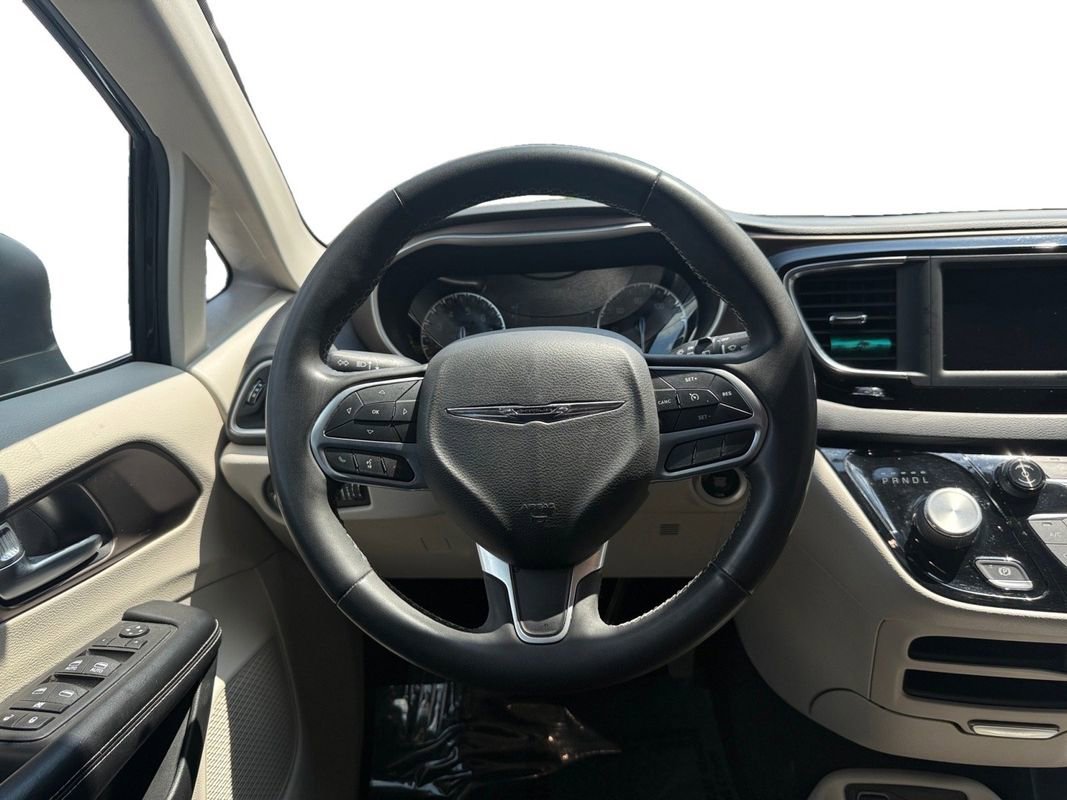 Used 2022 Chrysler Voyager LX image 12