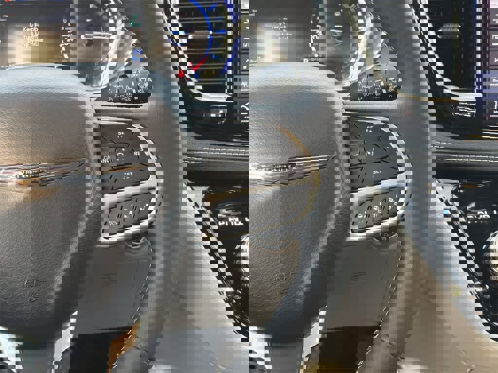 Used 2024 Chrysler Pacifica Select image 14