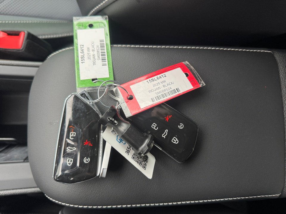 Used 2025 Volkswagen Tiguan SE image 36