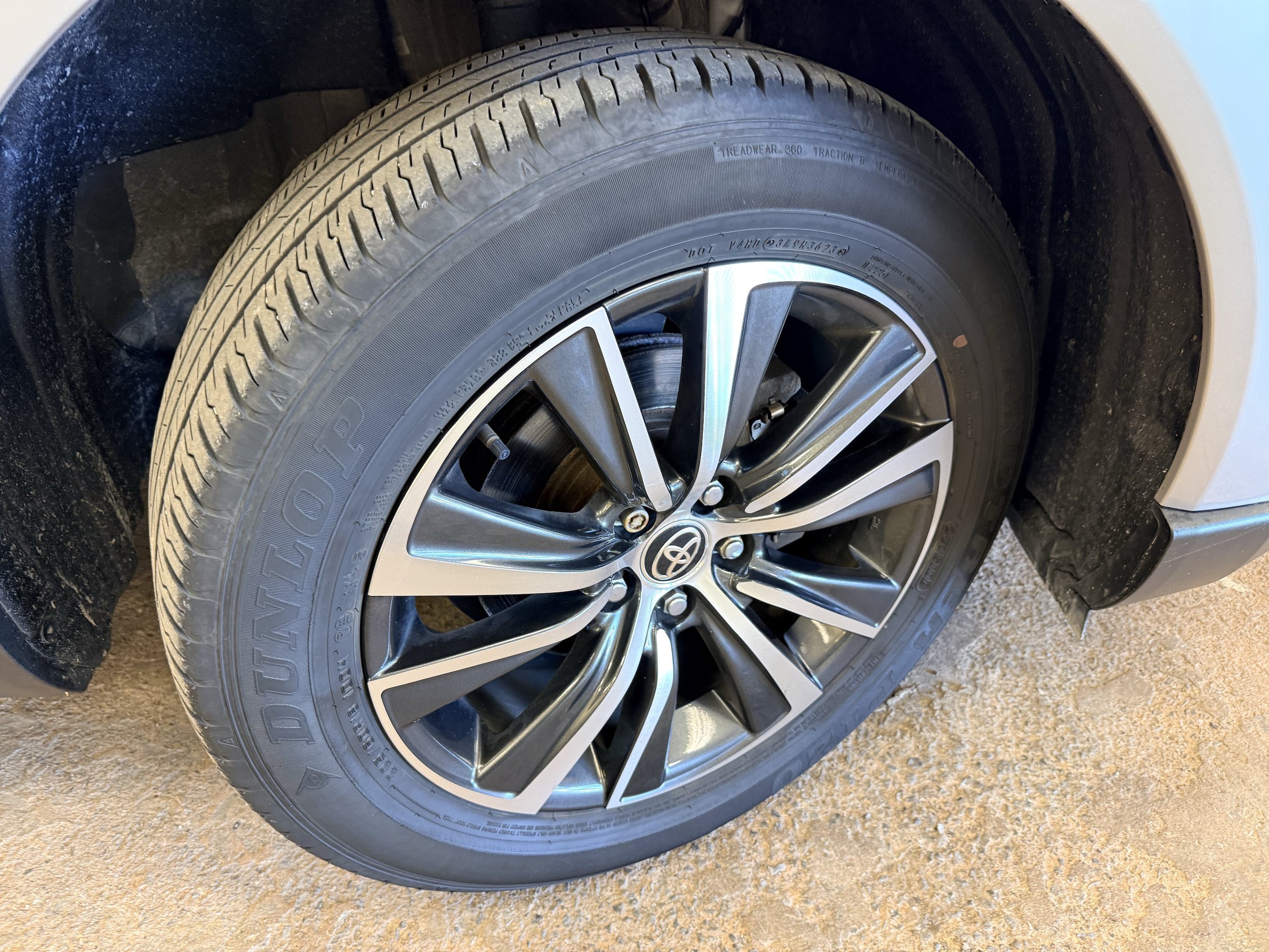 Used 2023 Toyota Venza LE AWD/4WD image 15