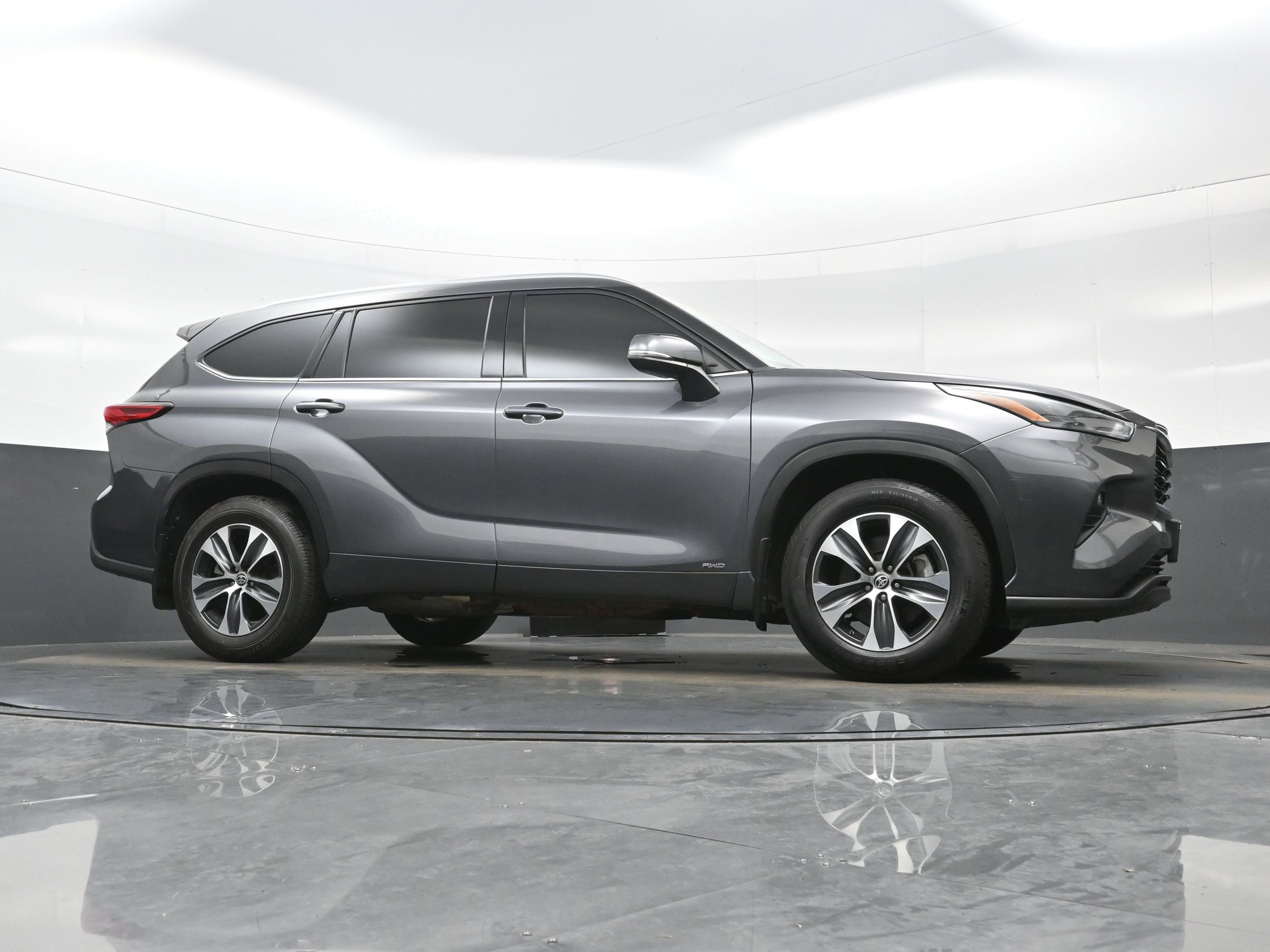 Used 2022 Toyota Highlander XLE AWD/4WD image 32