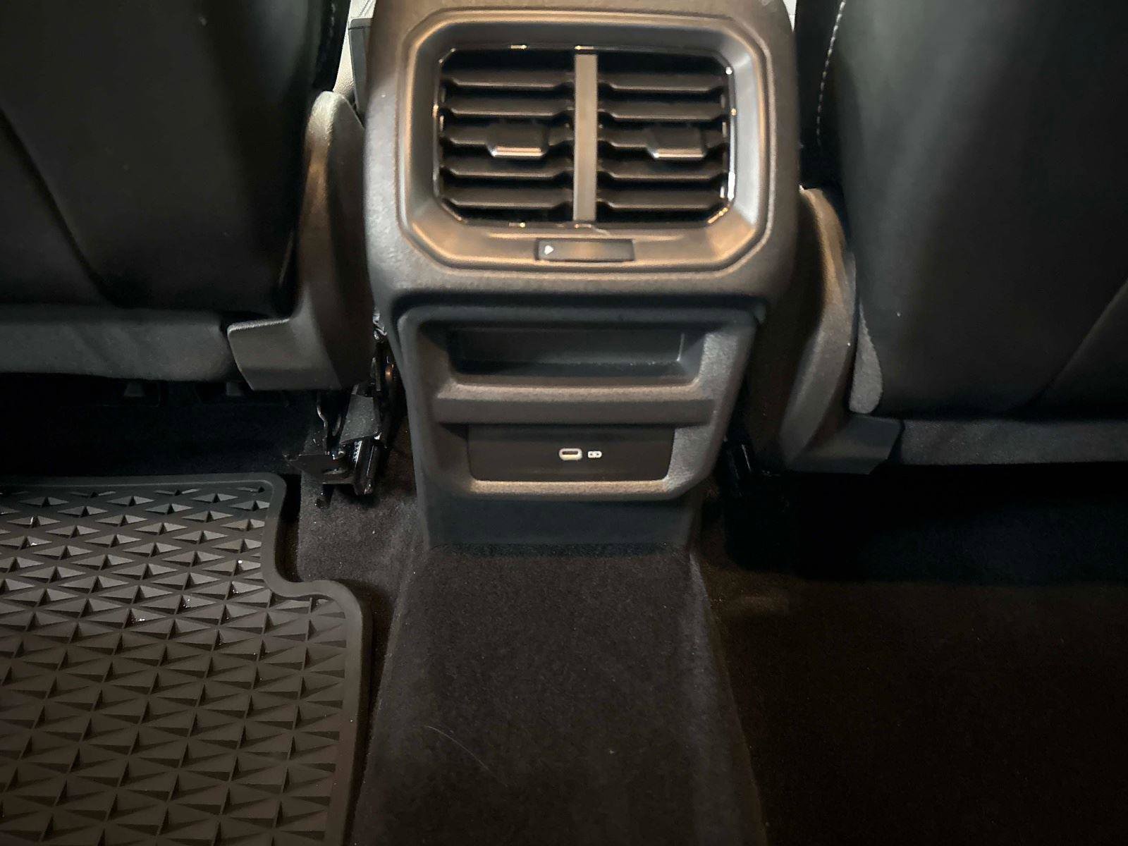 Certified 2022 Volkswagen Taos SE w/ IQ.Drive SE Package image 16