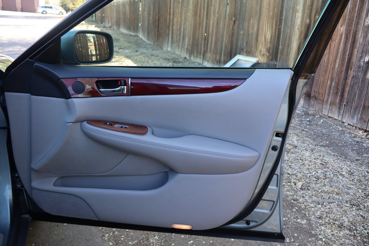 Used 2004 Lexus ES 330 w/ Premium Pkg FWD image 26