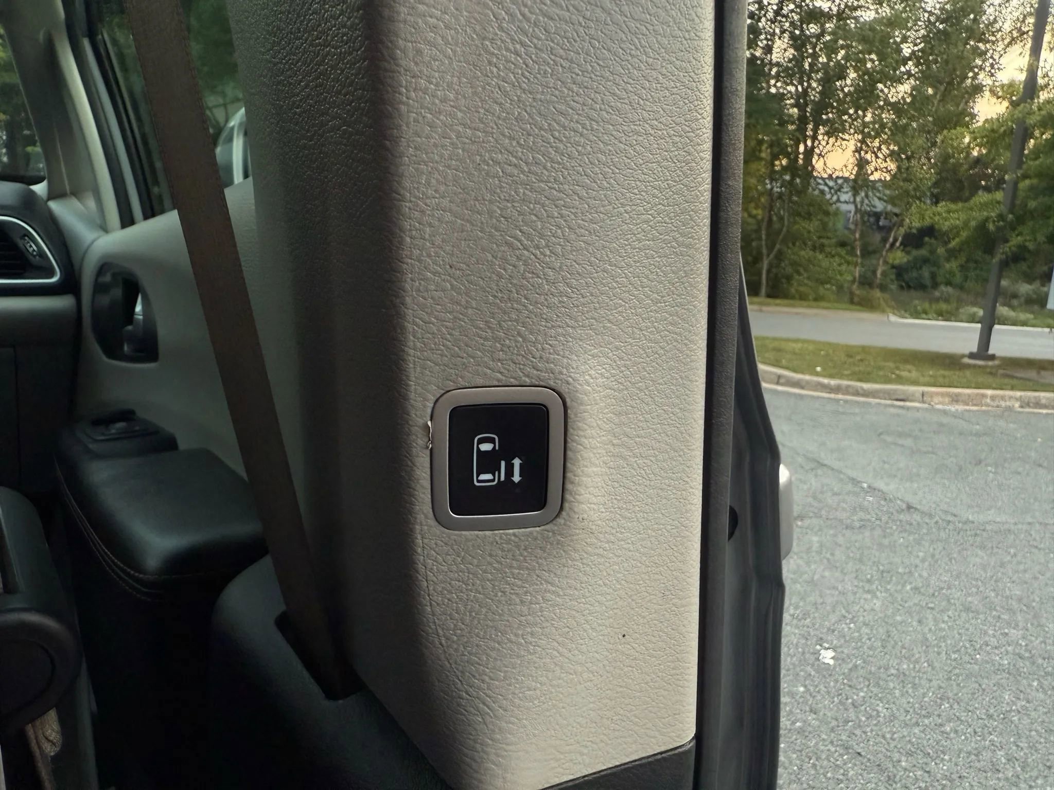 Used 2020 Chrysler Pacifica Touring-L image 32