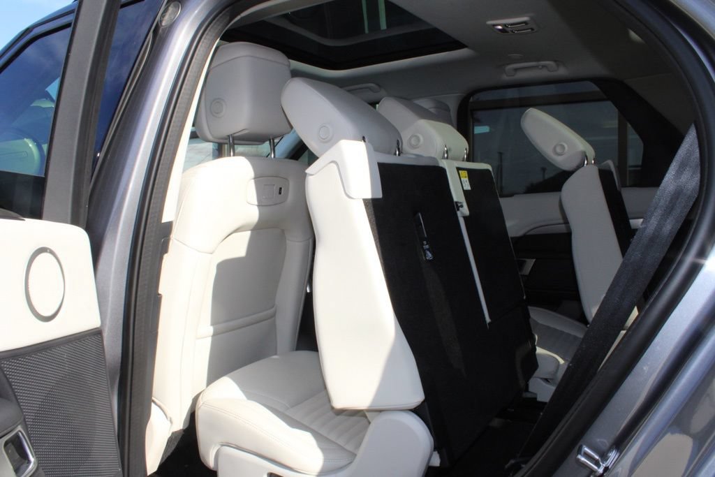 Certified 2025 Land Rover Discovery Dynamic SE AWD/4WD image 37