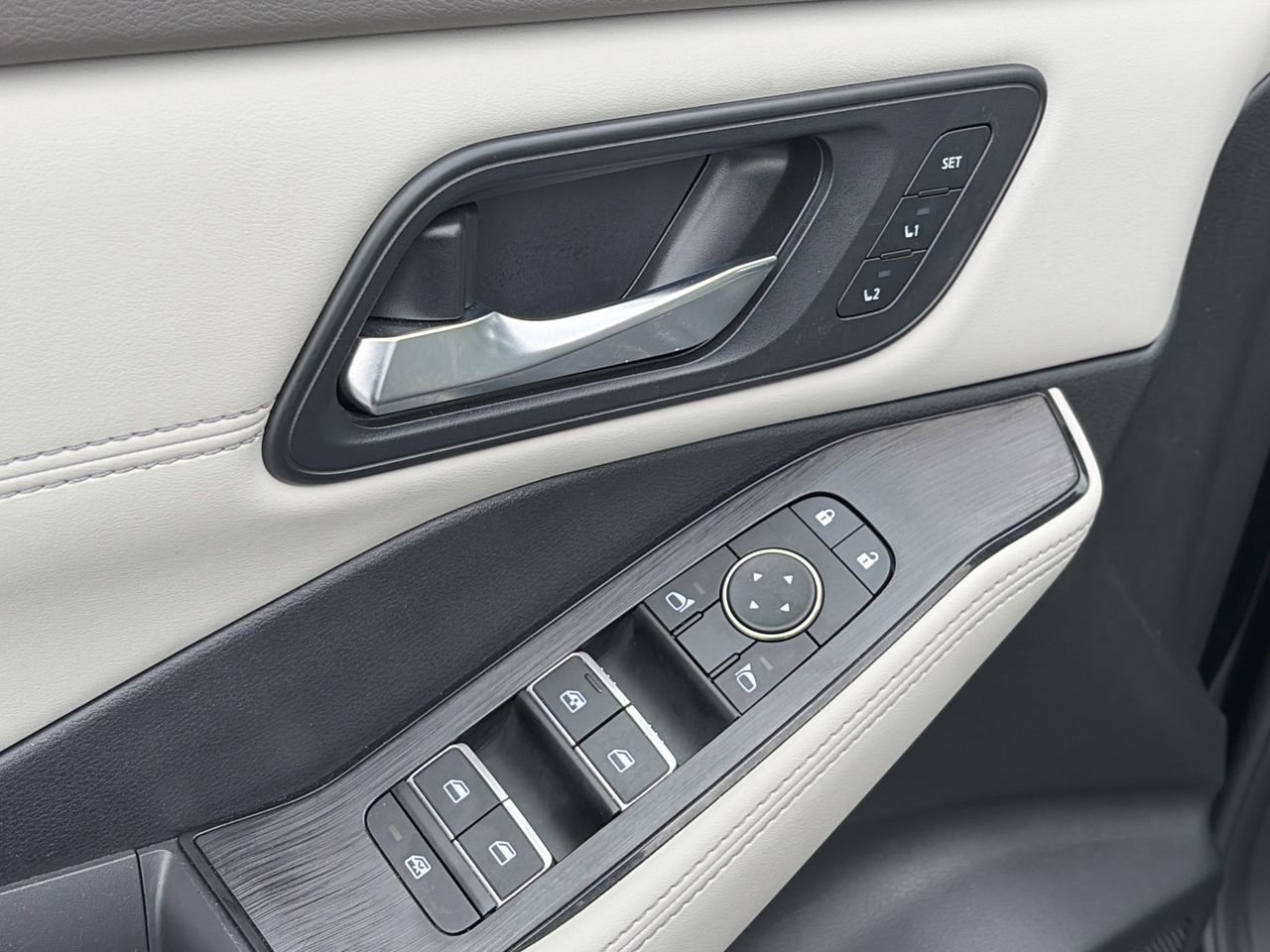 Certified 2025 Nissan Rogue SL w/ Tech Package FWD image 17