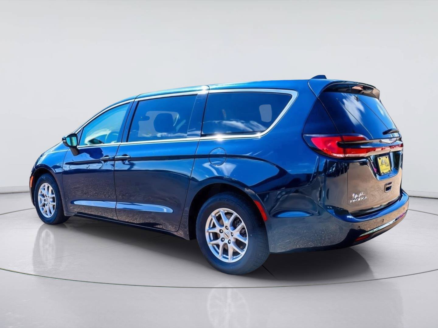 Used 2023 Chrysler Pacifica Touring-L FWD image 4