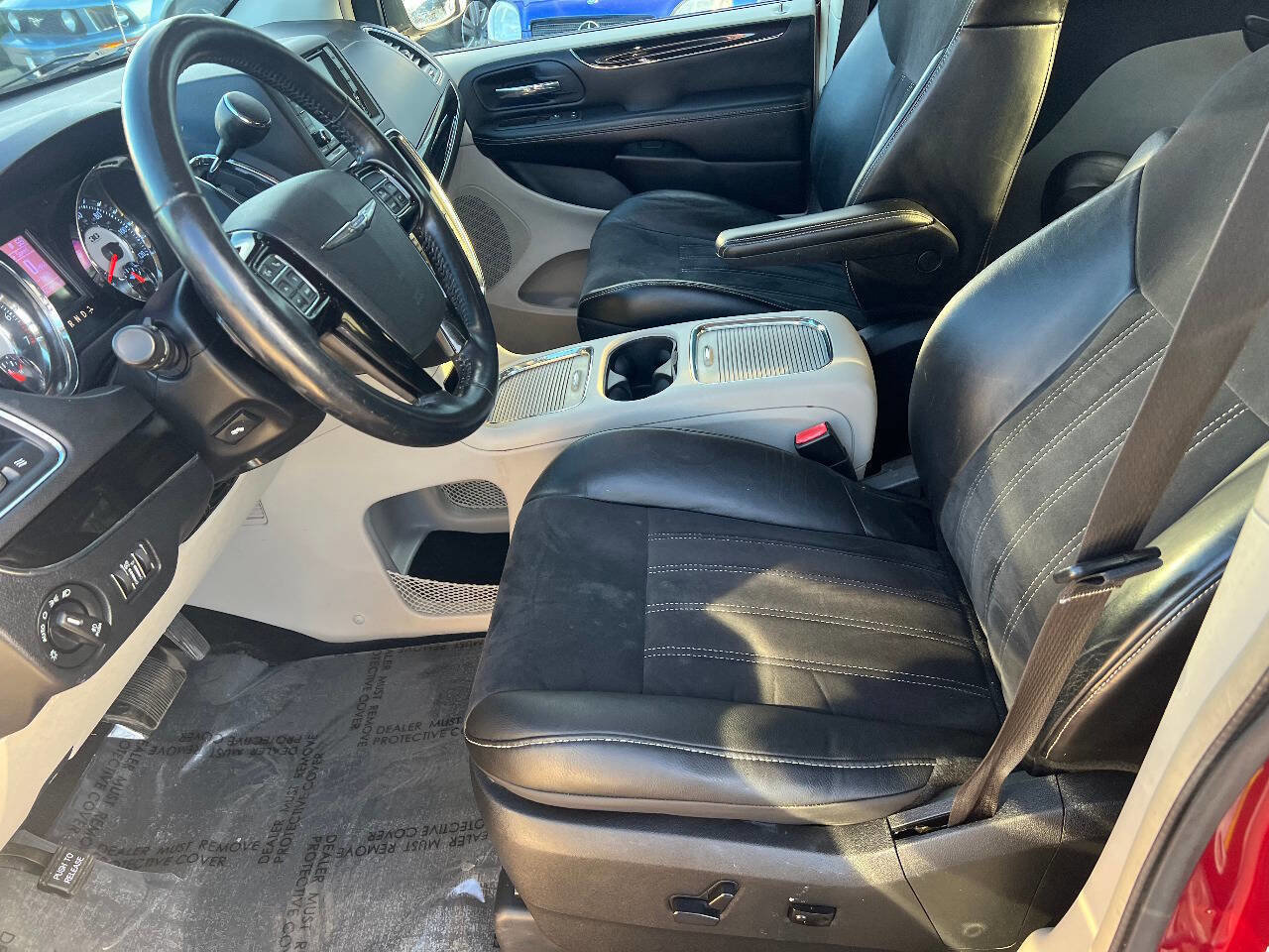 Used 2014 Chrysler Town & Country Touring-L image 20