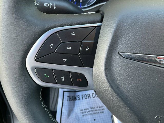 Used 2025 Chrysler Pacifica Select image 25