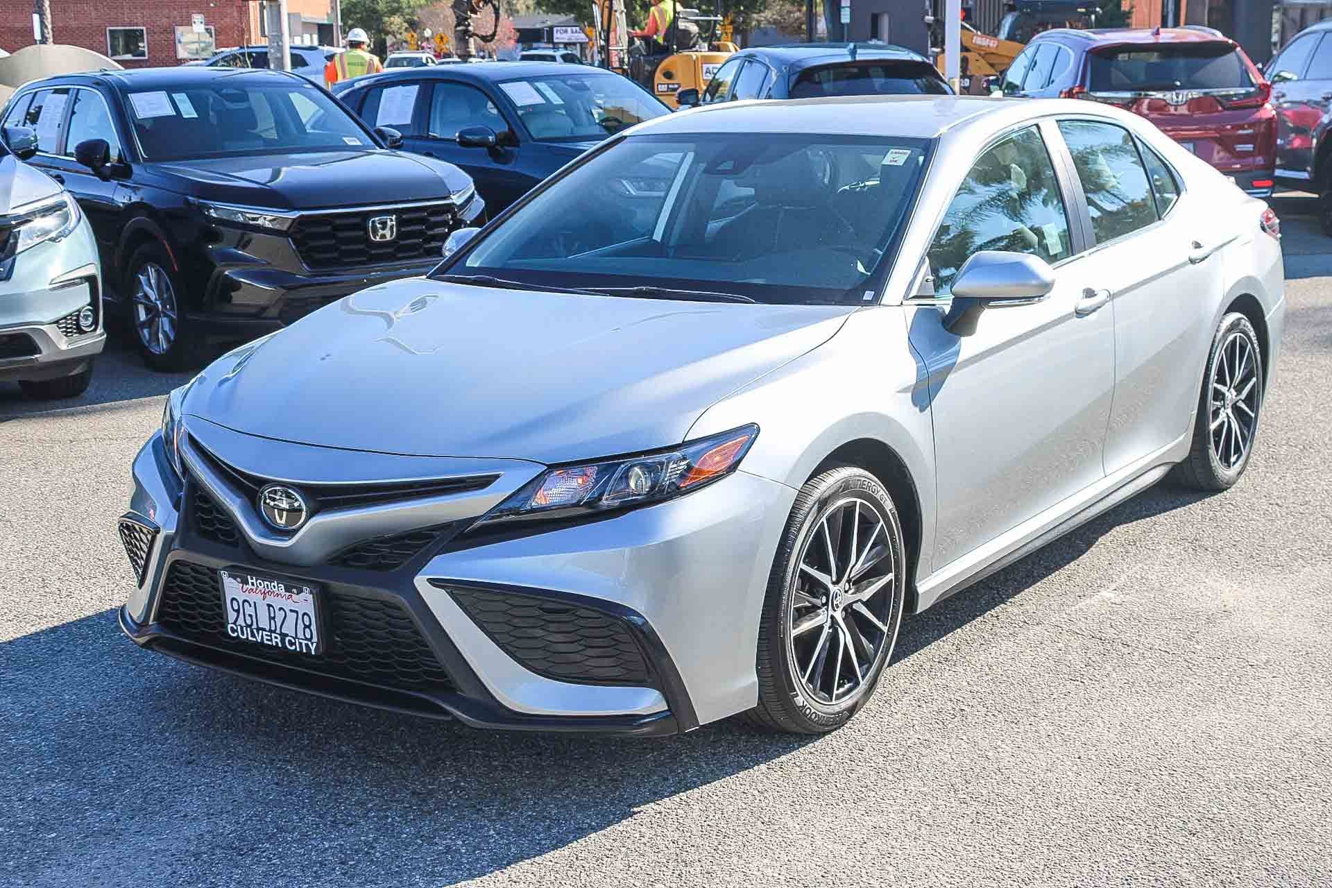Used 2023 Toyota Camry SE image 3