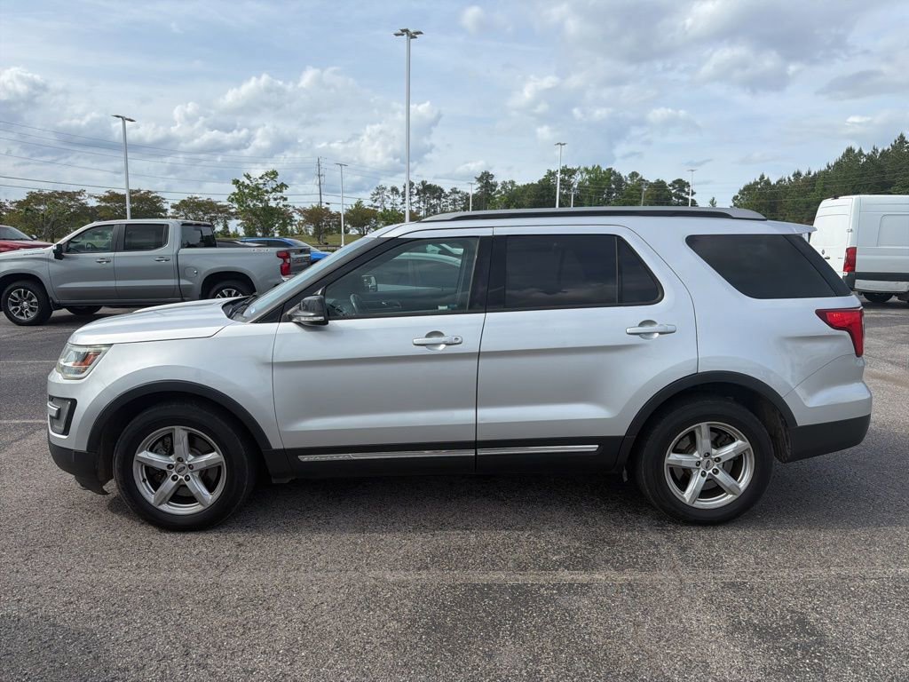 Used 2016 Ford Explorer XLT w/ Equipment Group 202A FWD image 2