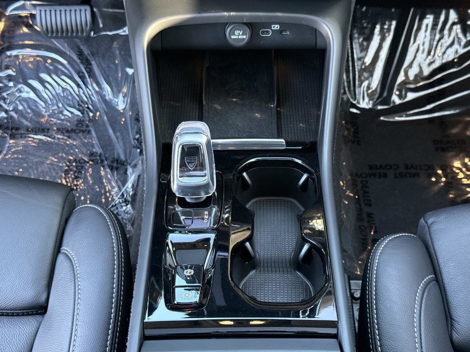 Used 2024 Volvo XC40 B5 Plus image 7