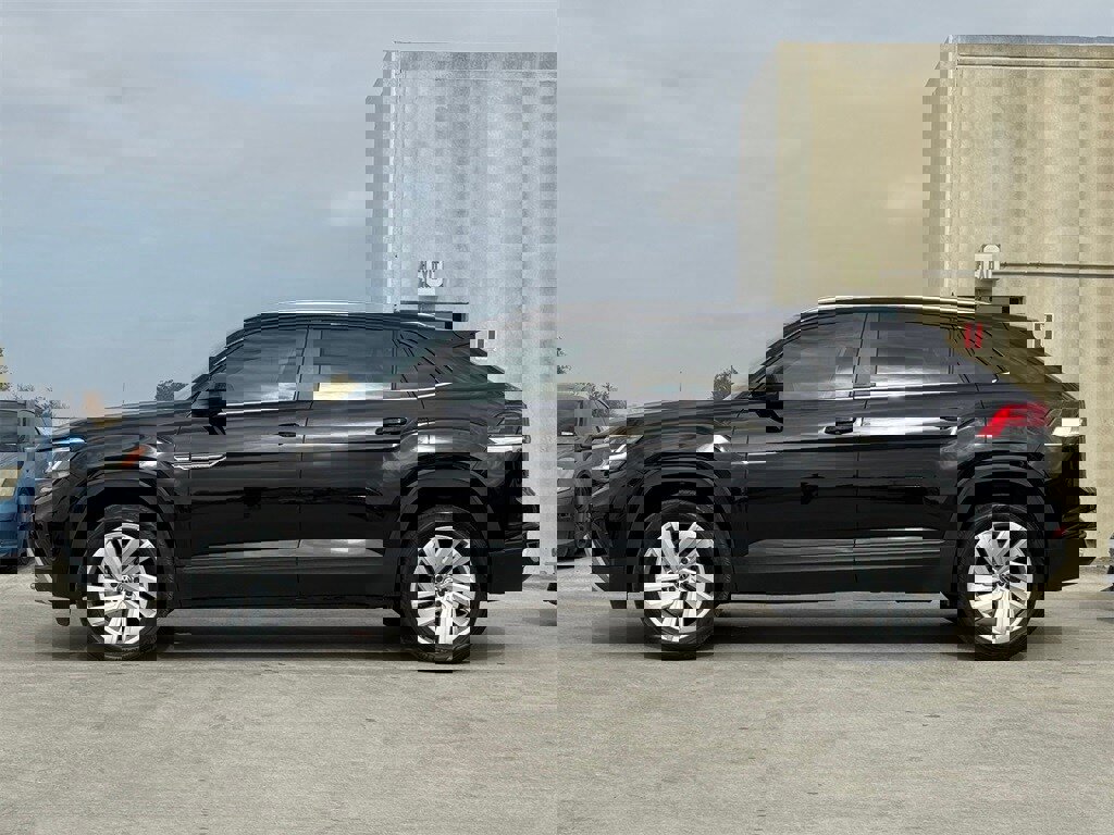 Used 2023 Volkswagen Atlas Cross Sport SE w/ Panoramic Sunroof Package image 7