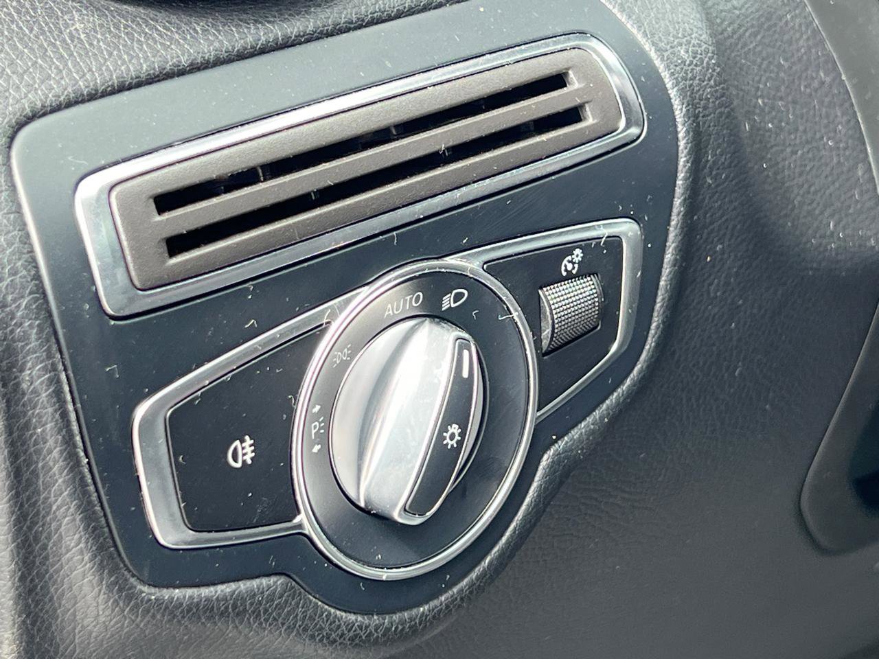 Used 2019 Mercedes-Benz GLC 300 4MATIC image 17