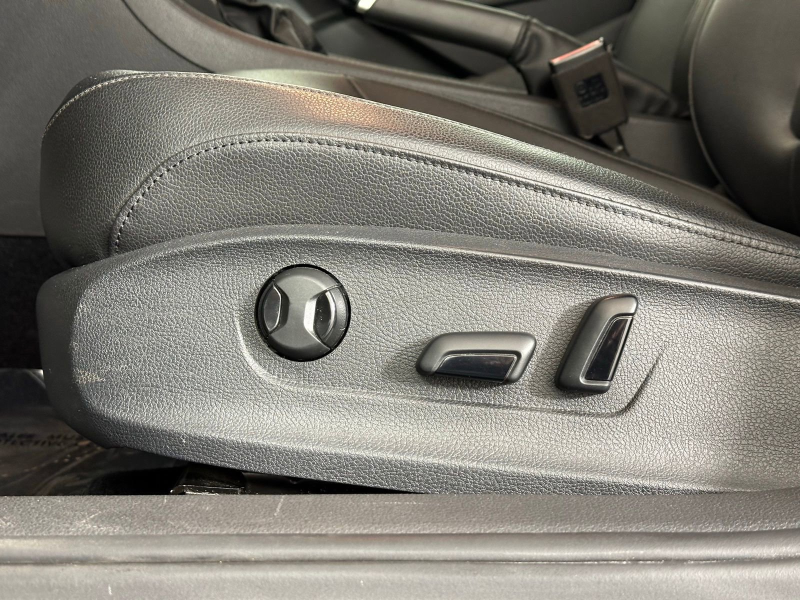 Used 2018 Volkswagen Passat 2.0T R-Line w/ R-Line Lighting Package image 7