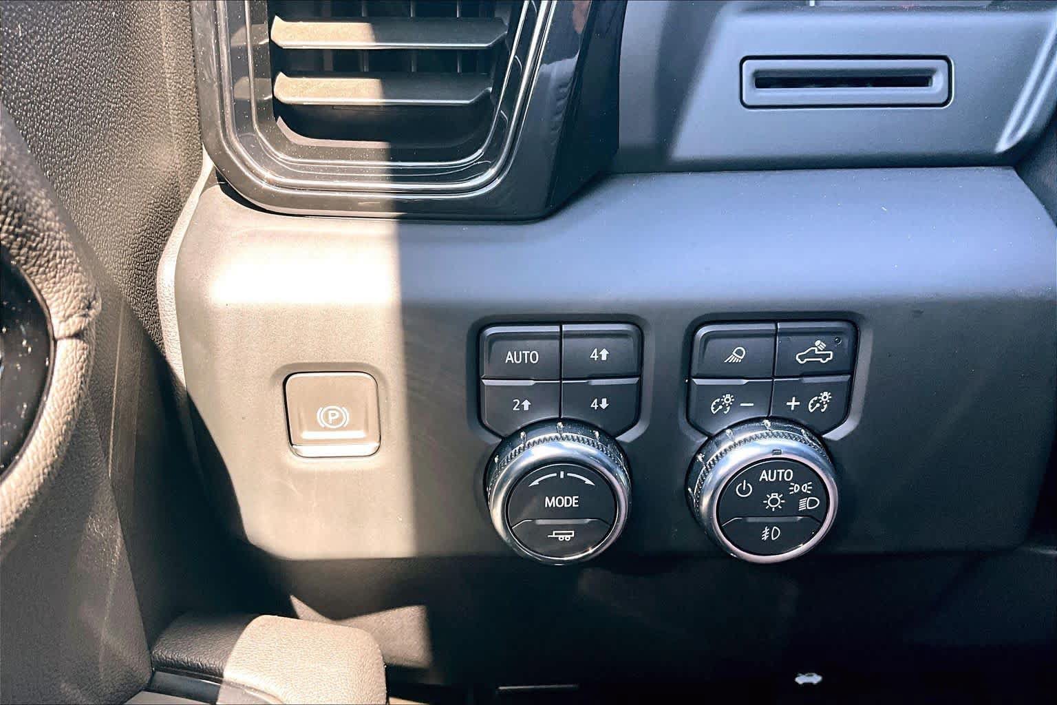 Used 2023 GMC Sierra 1500 AT4 w/ AT4 Premium Package AWD/4WD image 34