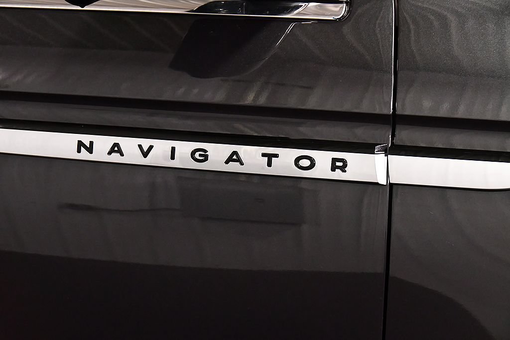 Used 2025 Lincoln Navigator Reserve AWD/4WD image 10