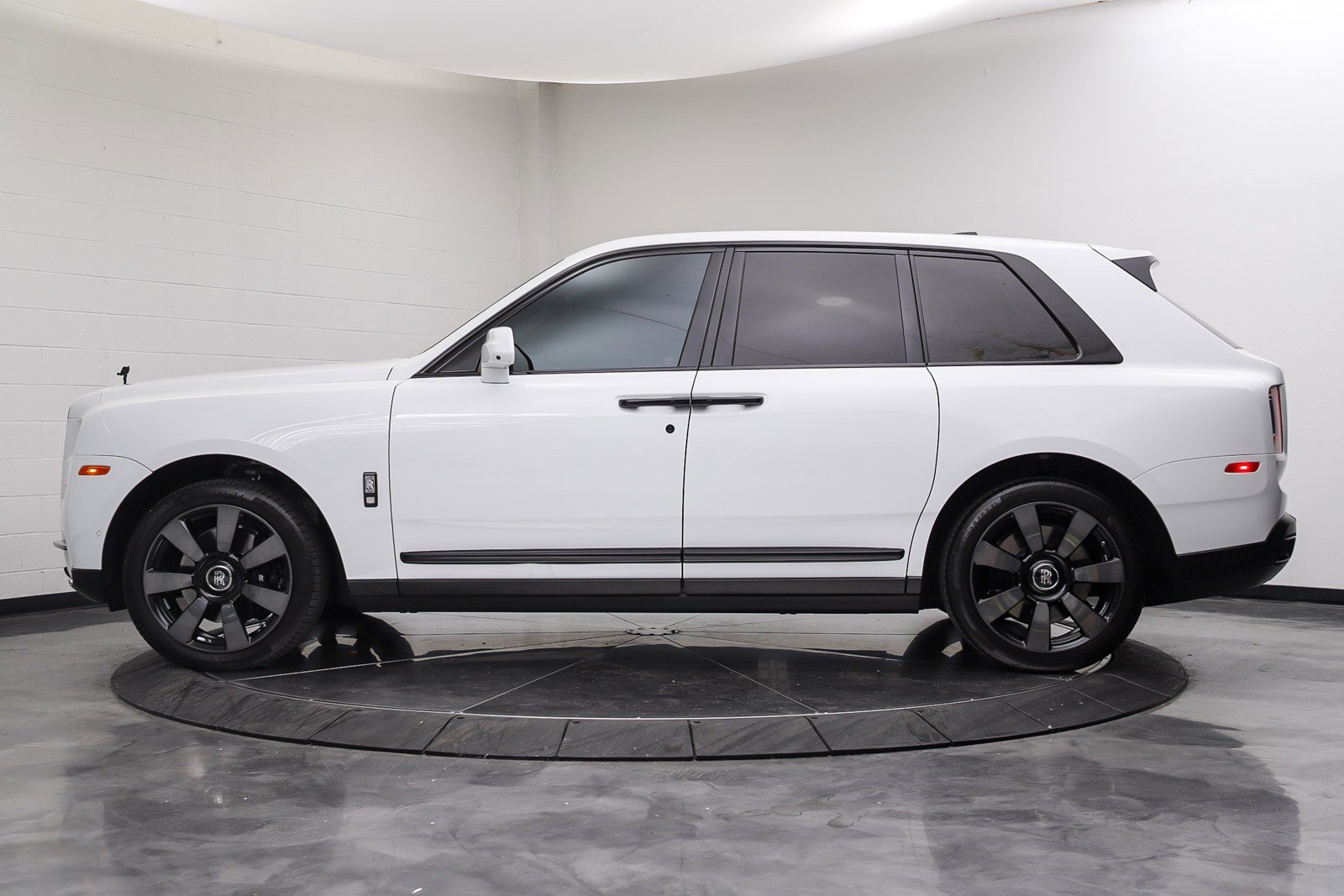 Used 2023 Rolls-Royce Cullinan AWD/4WD image 2