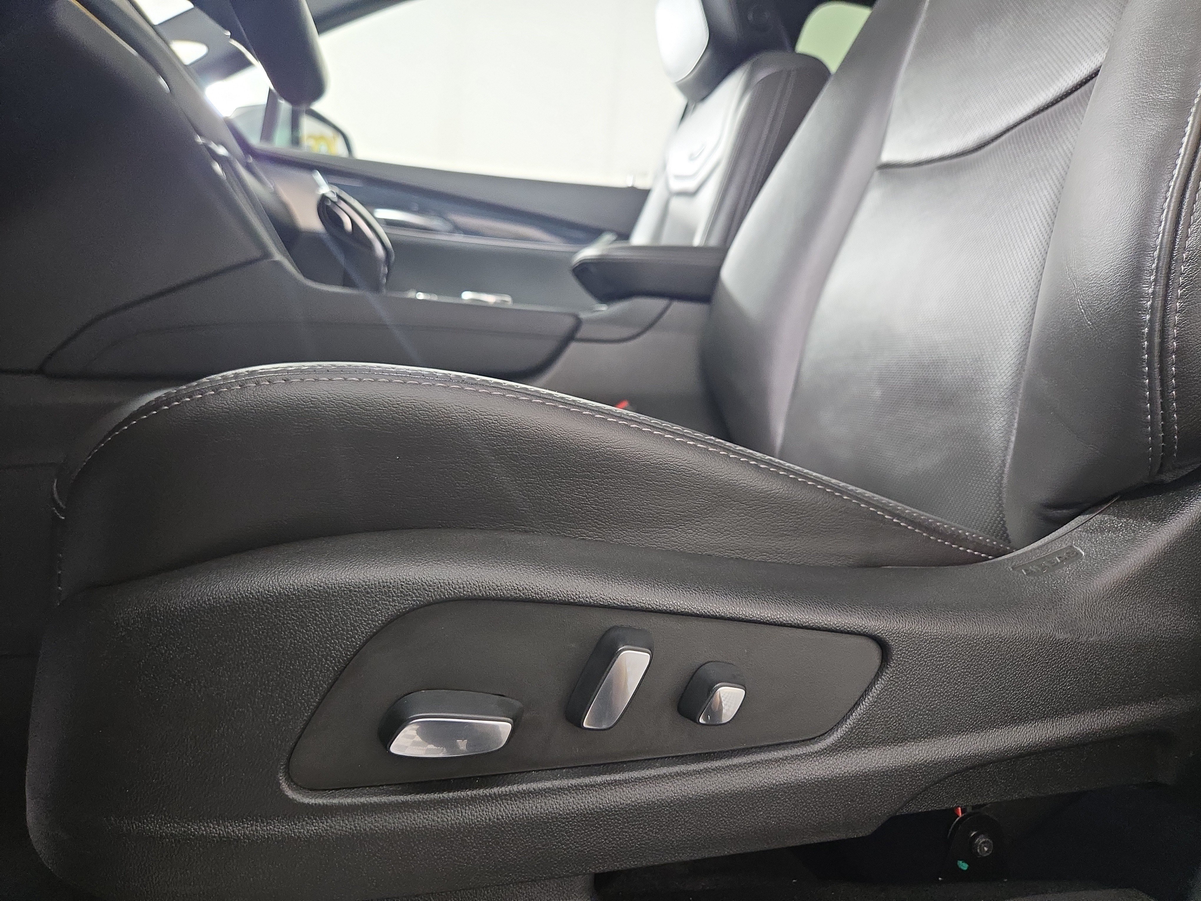 Certified 2023 Cadillac XT5 Premium Luxury w/ LPO, Floor Liner Package AWD/4WD image 32