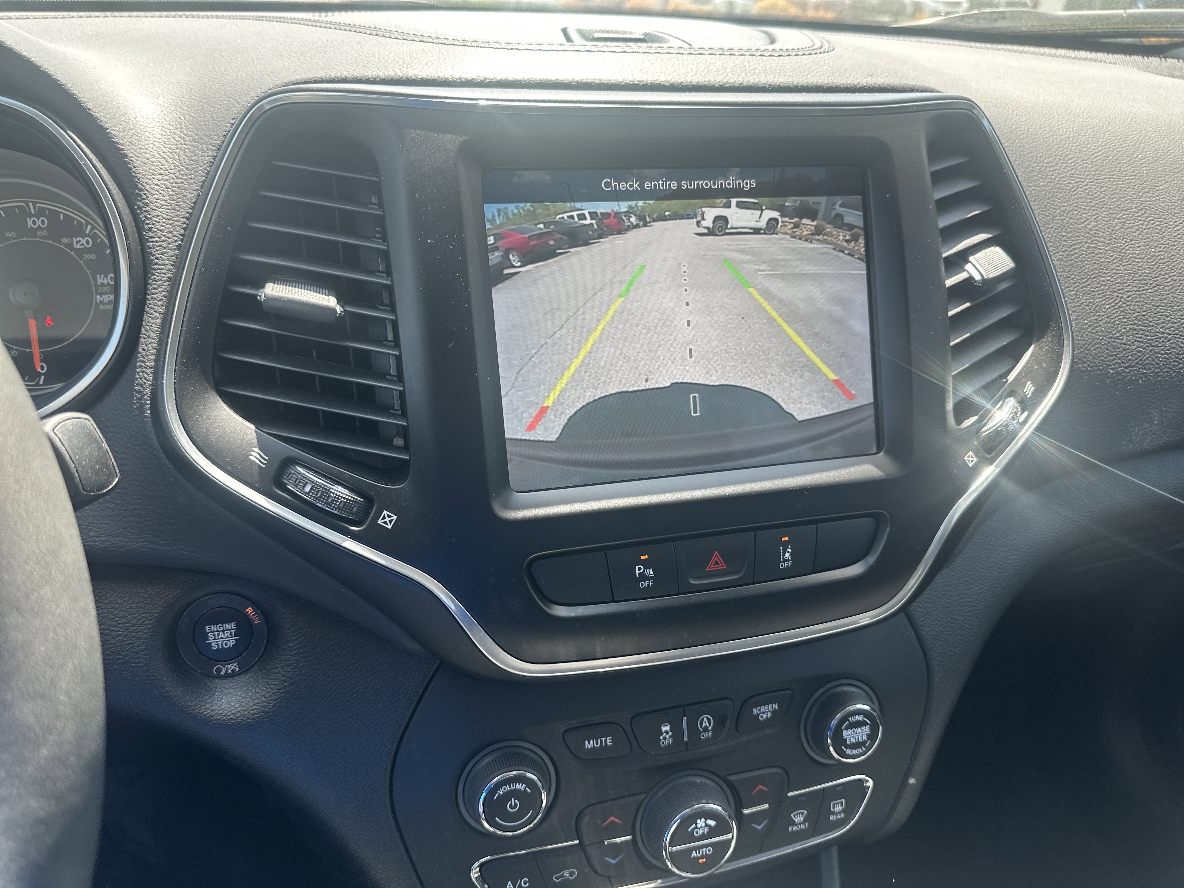 Used 2021 Jeep Cherokee Latitude Lux w/ Comfort/Convenience Group AWD/4WD image 35