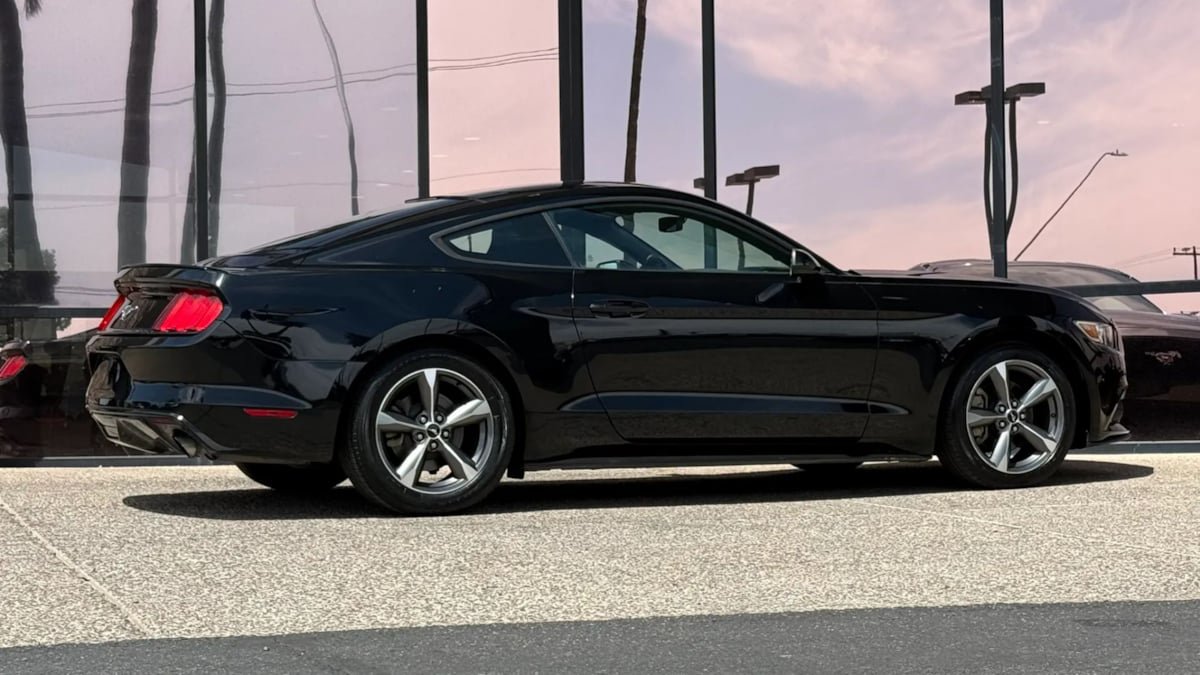 Used 2016 Ford Mustang Coupe RWD image 13