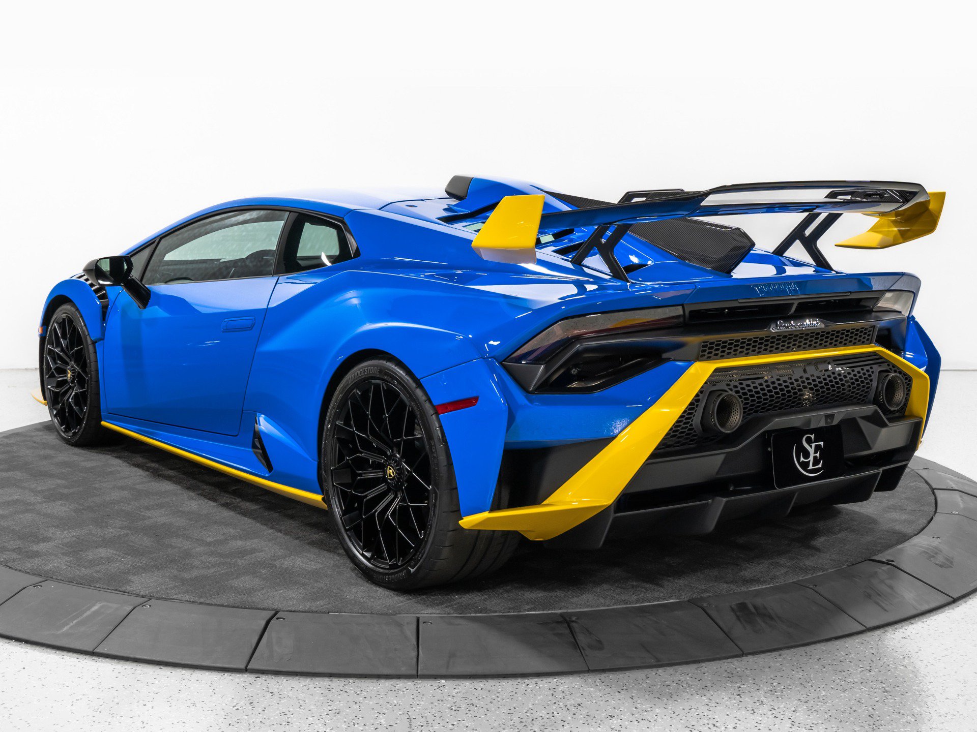 Used 2022 Lamborghini Huracan STO RWD image 6
