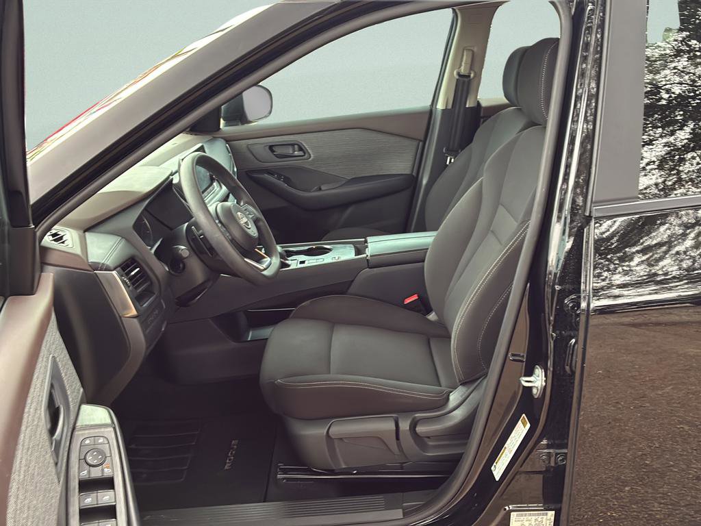 Used 2023 Nissan Rogue S image 18