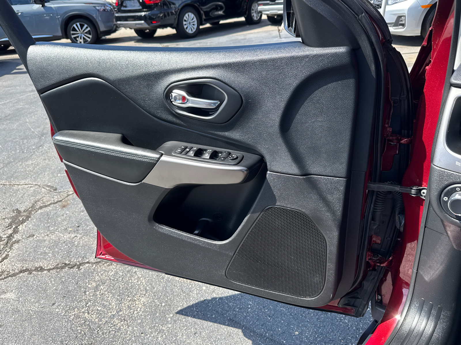 Used 2020 Jeep Cherokee Latitude FWD image 16