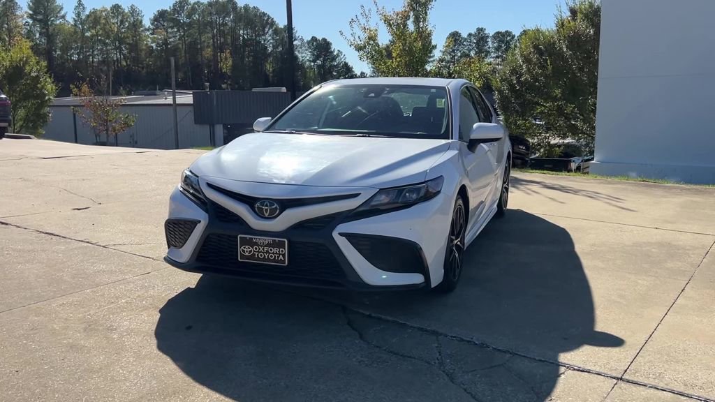 Used 2022 Toyota Camry SE image 2