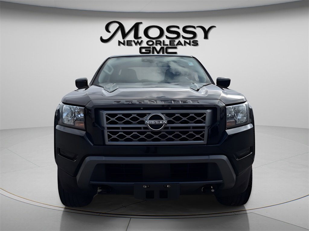 Used 2022 Nissan Frontier SV image 2