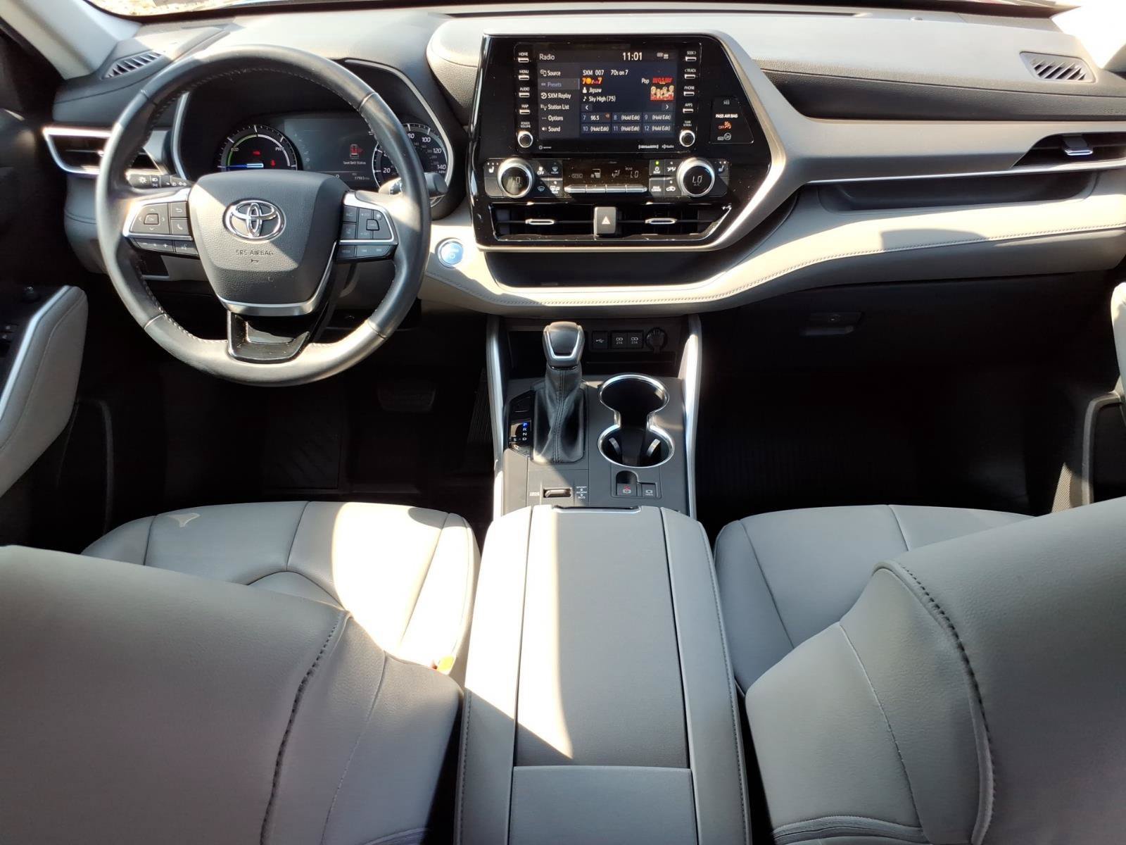 Used 2020 Toyota Highlander XLE AWD/4WD image 28
