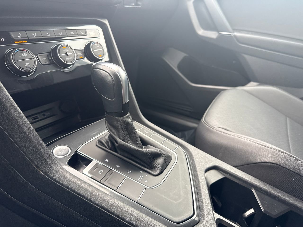 Used 2020 Volkswagen Tiguan SE image 21