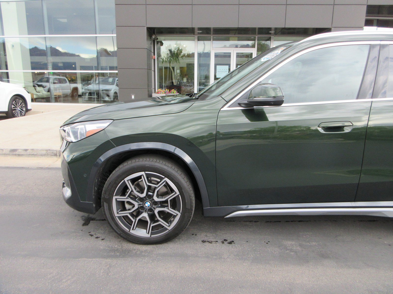 Used 2025 BMW X1 xDrive28i w/ Premium Package AWD/4WD image 2