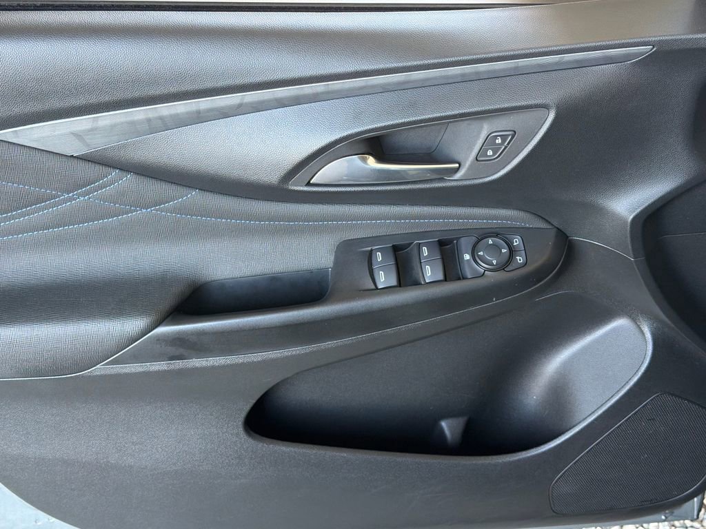 Used 2025 Buick Envista Sport Touring FWD image 3