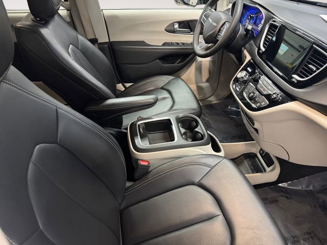Used 2024 Chrysler Pacifica Touring-L image 4
