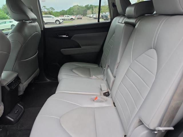 Used 2022 Toyota Highlander XLE FWD image 13
