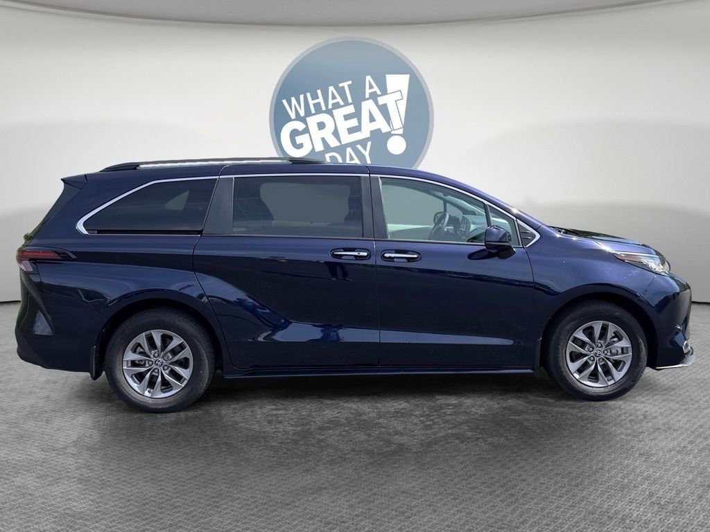 Used 2023 Toyota Sienna XLE w/ XLE Plus Package FWD image 2