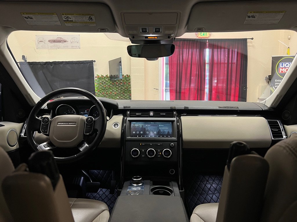 Used 2018 Land Rover Discovery SE image 18