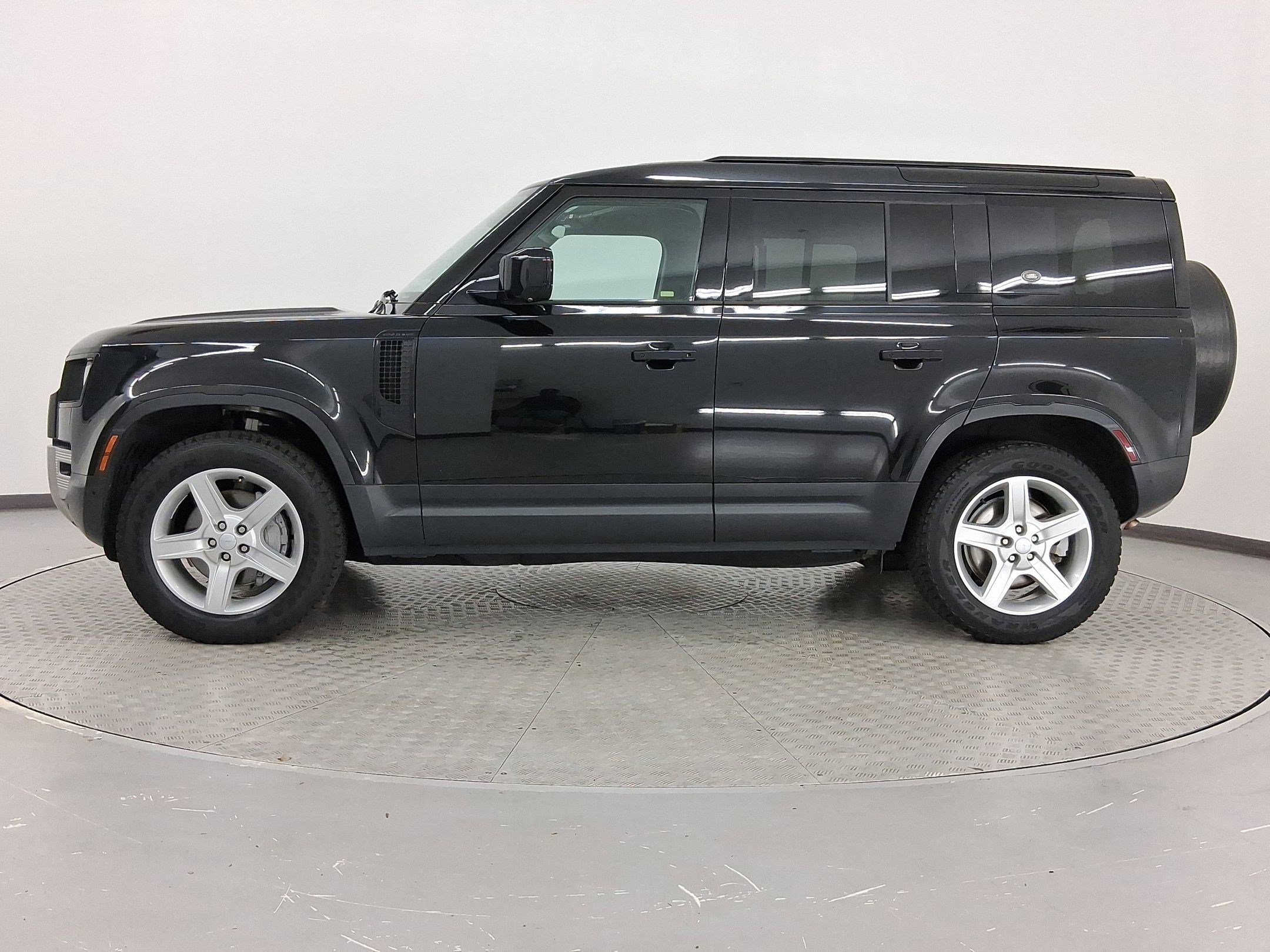 Used 2022 Land Rover Defender 110 SE image 2
