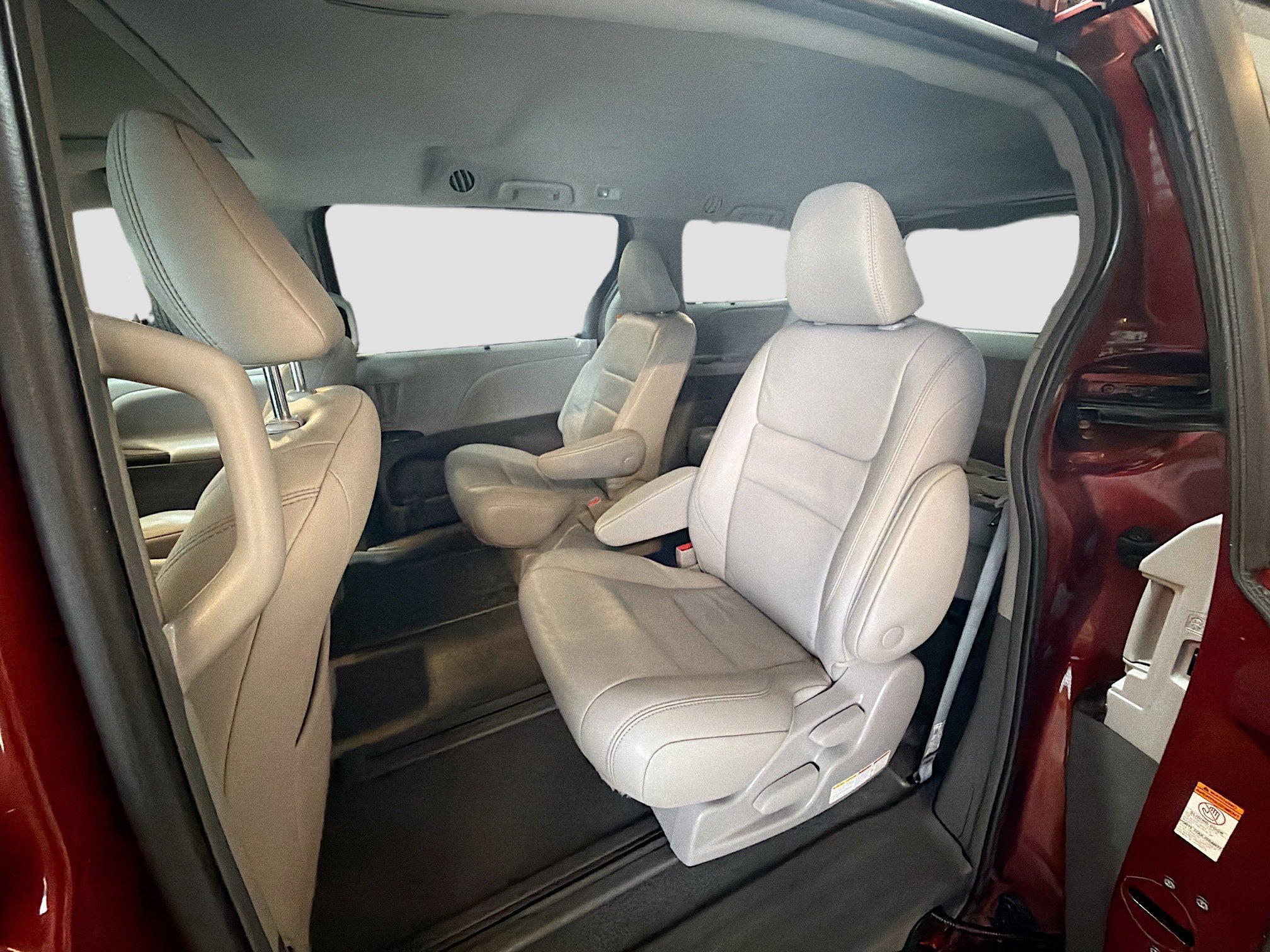 Used 2019 Toyota Sienna XLE image 30