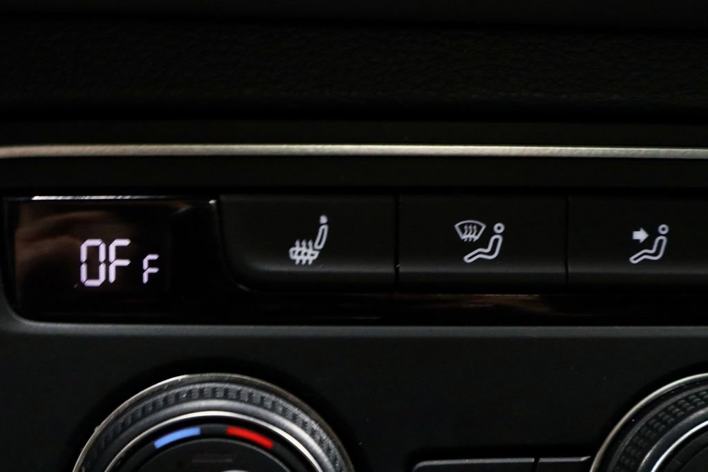 Used 2021 Volkswagen Atlas Cross Sport SE w/ Panoramic Sunroof Package image 4