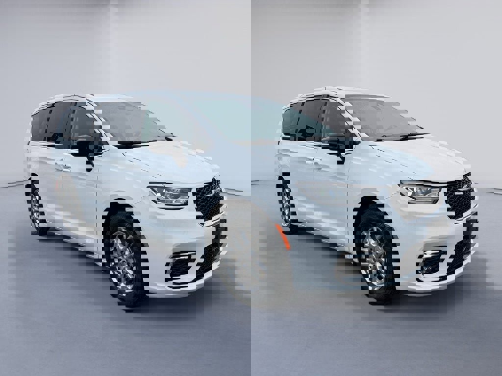 Used 2024 Chrysler Pacifica Touring-L image 7