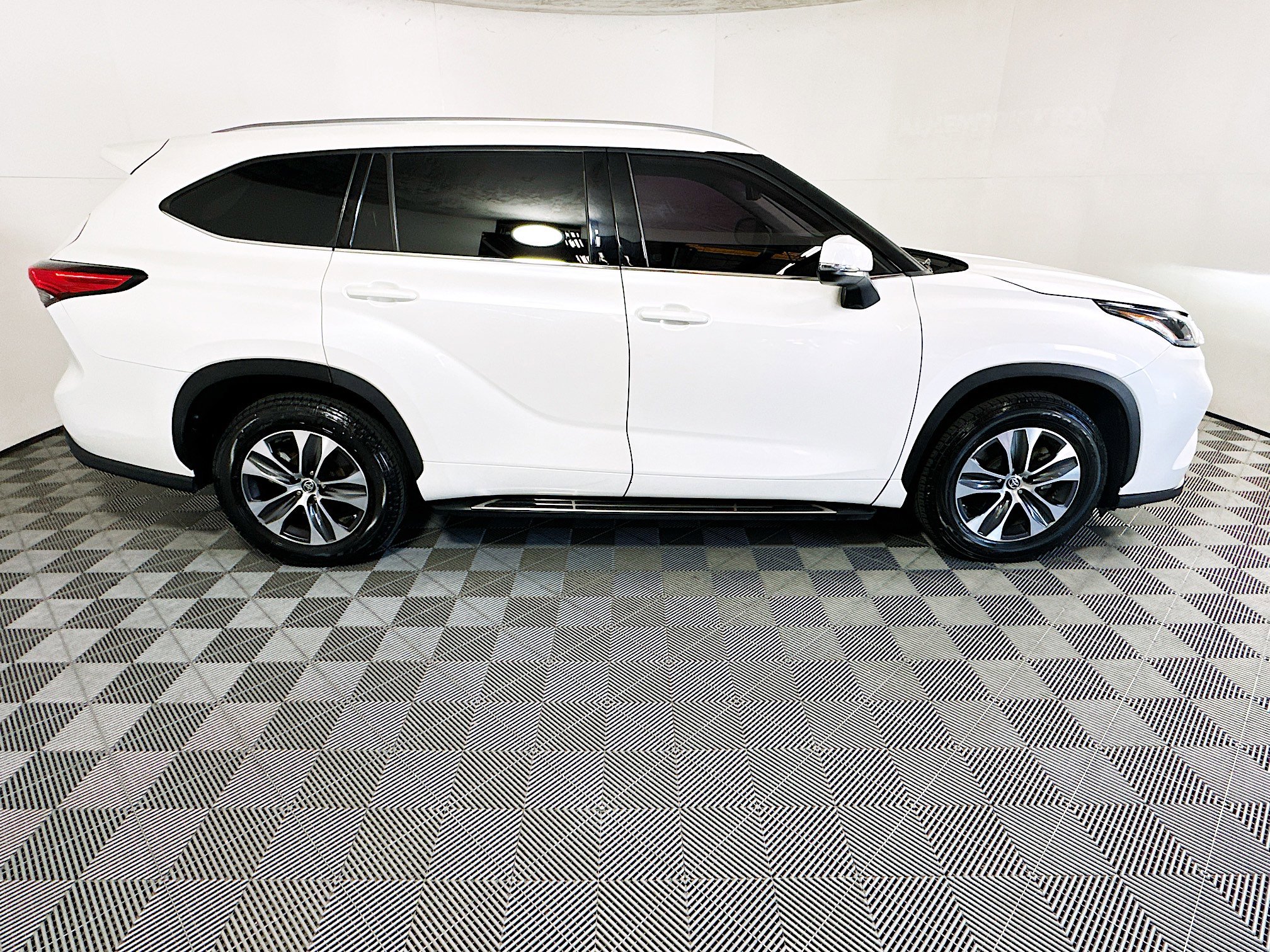 Used 2021 Toyota Highlander XLE image 2