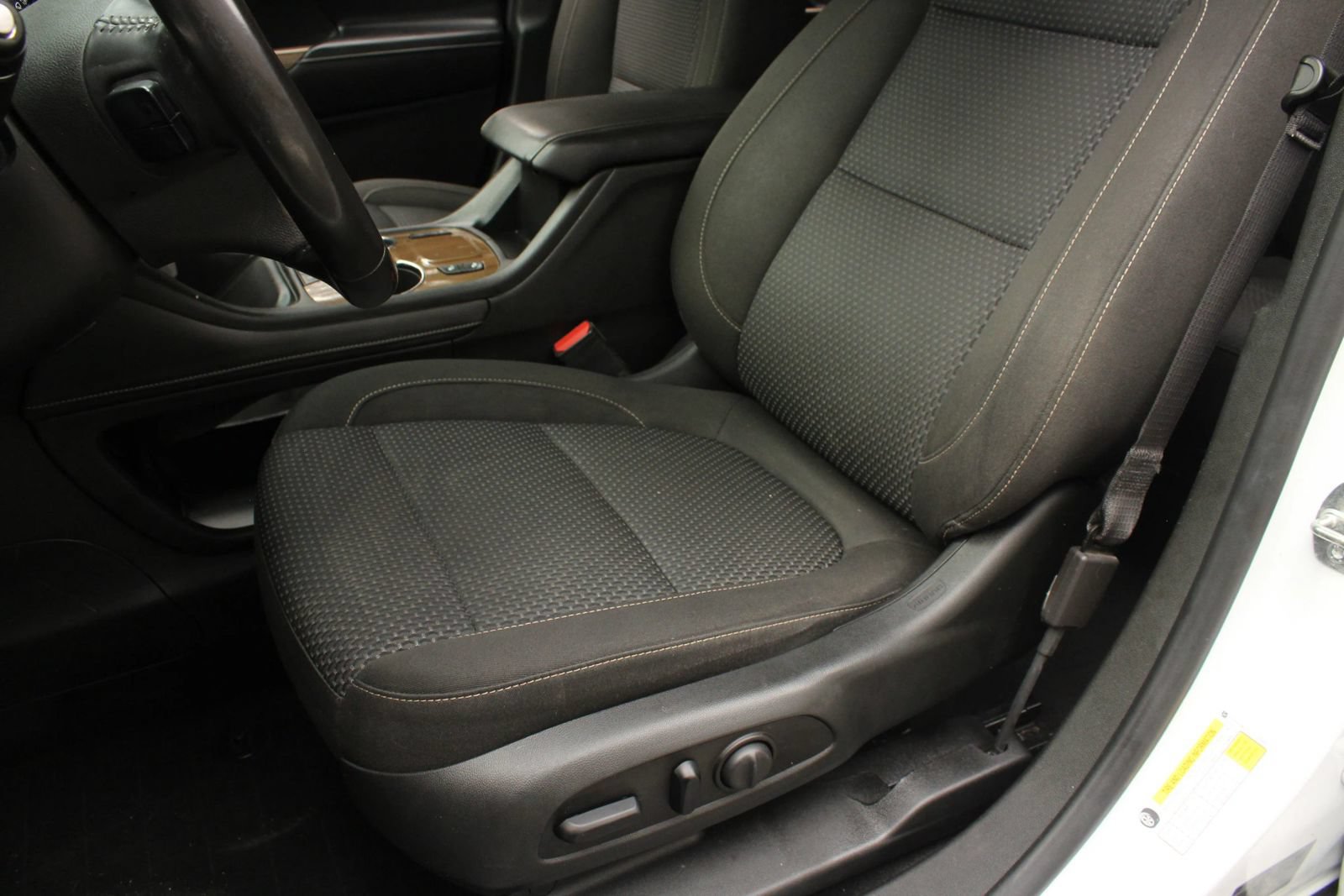Used 2020 GMC Acadia SLE w/ Driver Convenience Package FWD image 17