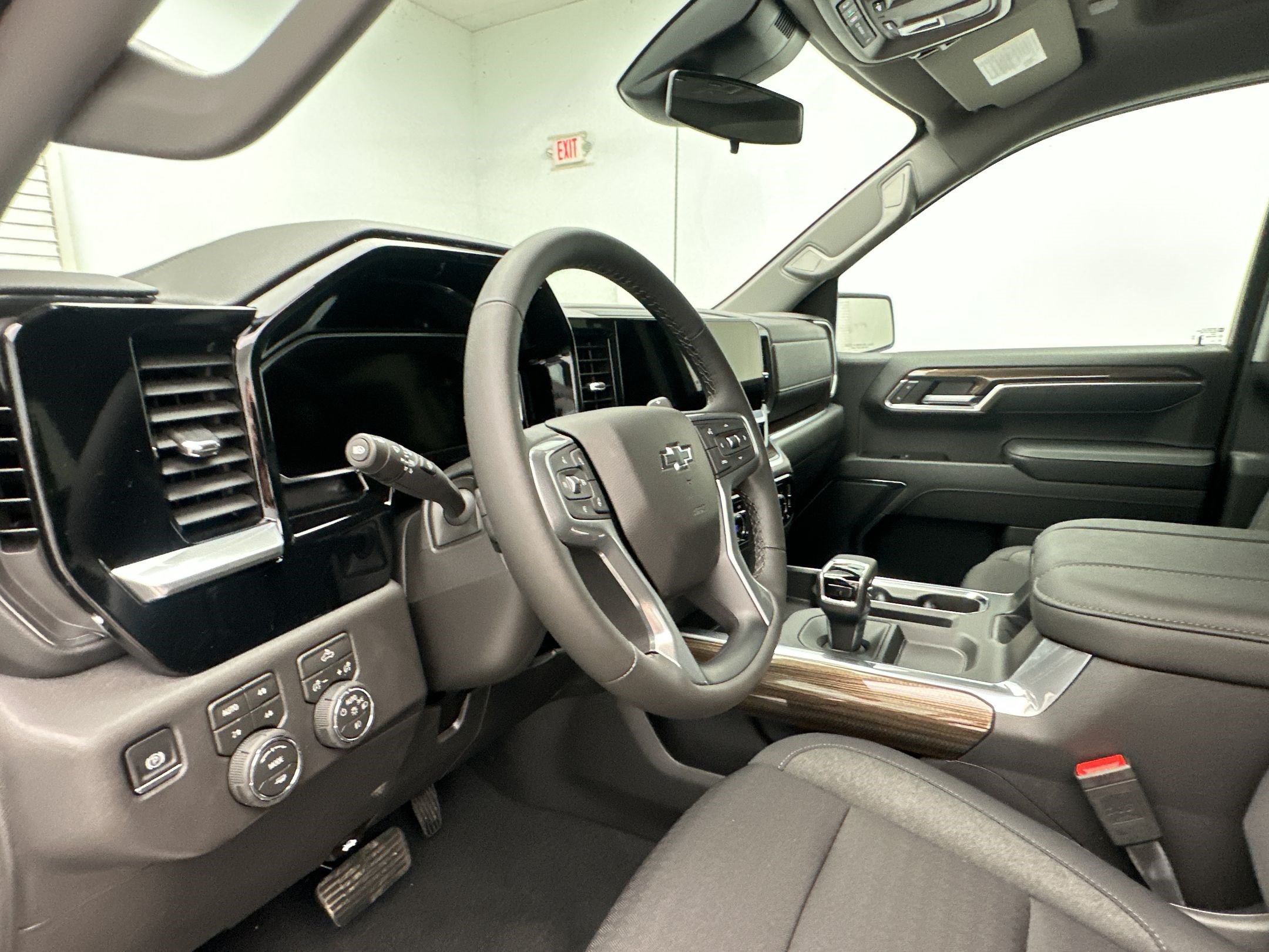 New 2026 Chevrolet Silverado 1500 LT Trail Boss w/ LPO, Dark Essentials Package AWD/4WD image 4