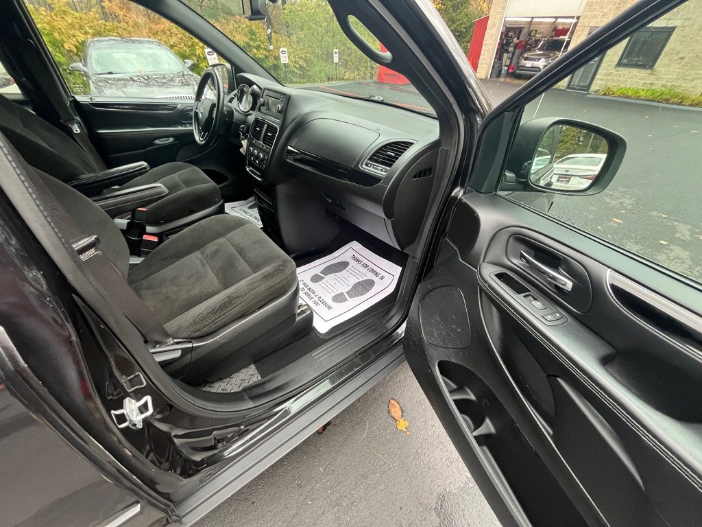 Used 2015 Dodge Grand Caravan SE image 6