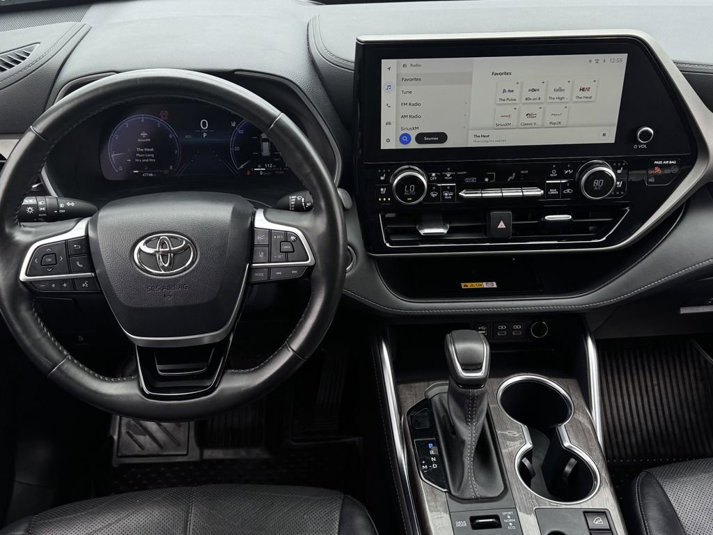 Used 2023 Toyota Highlander Limited image 12